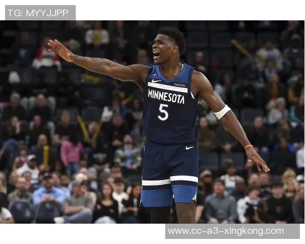 爱德华兹表现稳定半场12投6中贡献16分1篮板2助攻正负值5